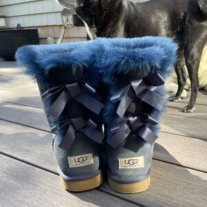 Ugg boots, Bailey Bow II, Navy, size 7, cute as a bug